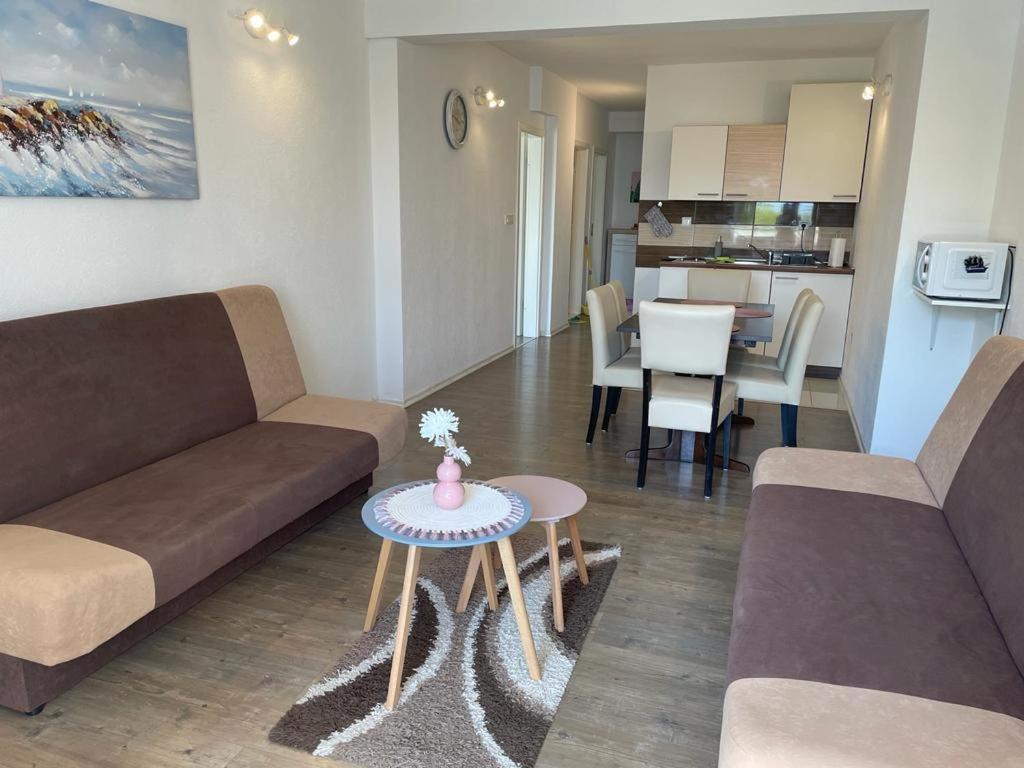 Nemira Beach Apartments โอมิช ภายนอก รูปภาพ