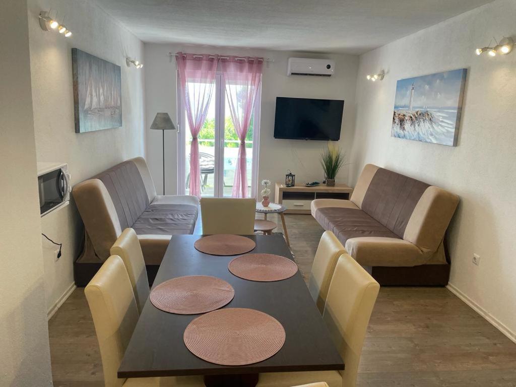 Nemira Beach Apartments โอมิช ภายนอก รูปภาพ